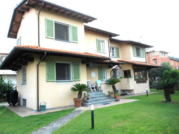 casa indipendente in vendita a Seravezza in zona Pozzi