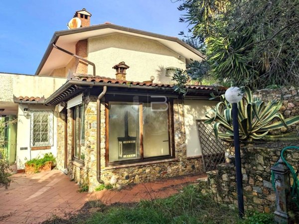 casa indipendente in vendita a Seravezza in zona Querceta