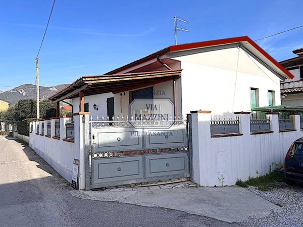 casa indipendente in vendita a Seravezza in zona Querceta