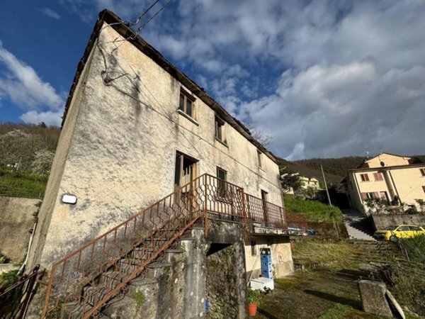 casa indipendente in vendita a Seravezza in zona Azzano