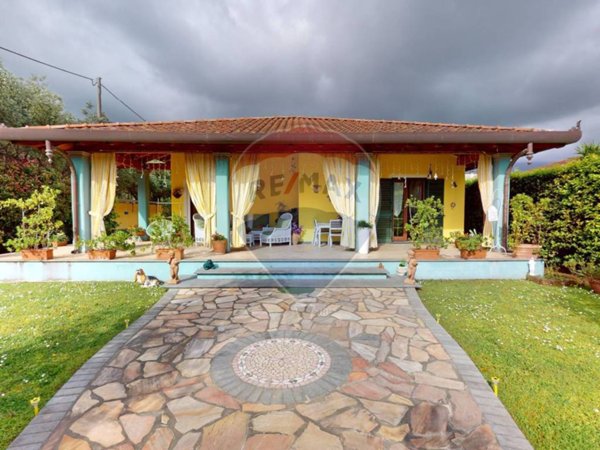 casa indipendente in vendita a Seravezza in zona Querceta