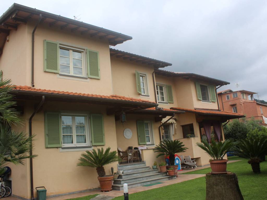 casa indipendente in vendita a Seravezza