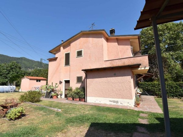casa indipendente in vendita a Seravezza in zona Pozzi