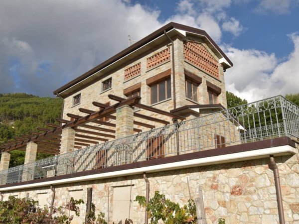 casa indipendente in vendita a Seravezza