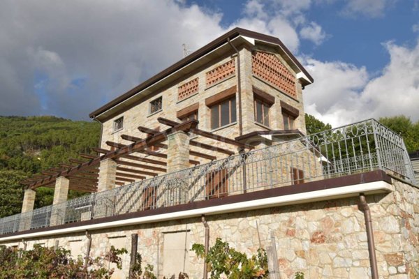 casa indipendente in vendita a Seravezza