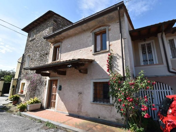 casa indipendente in vendita a Seravezza in zona Pozzi