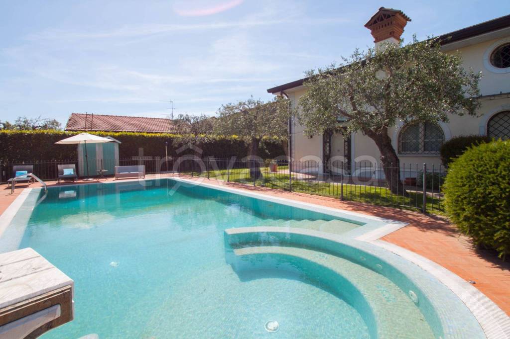 casa indipendente in vendita a Seravezza