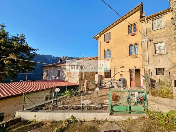 casa indipendente in vendita a Seravezza in zona Azzano