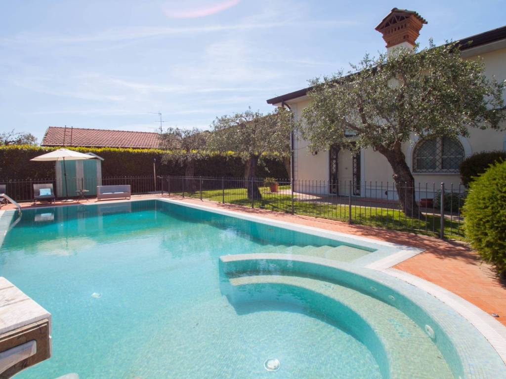 casa indipendente in vendita a Seravezza in zona Querceta
