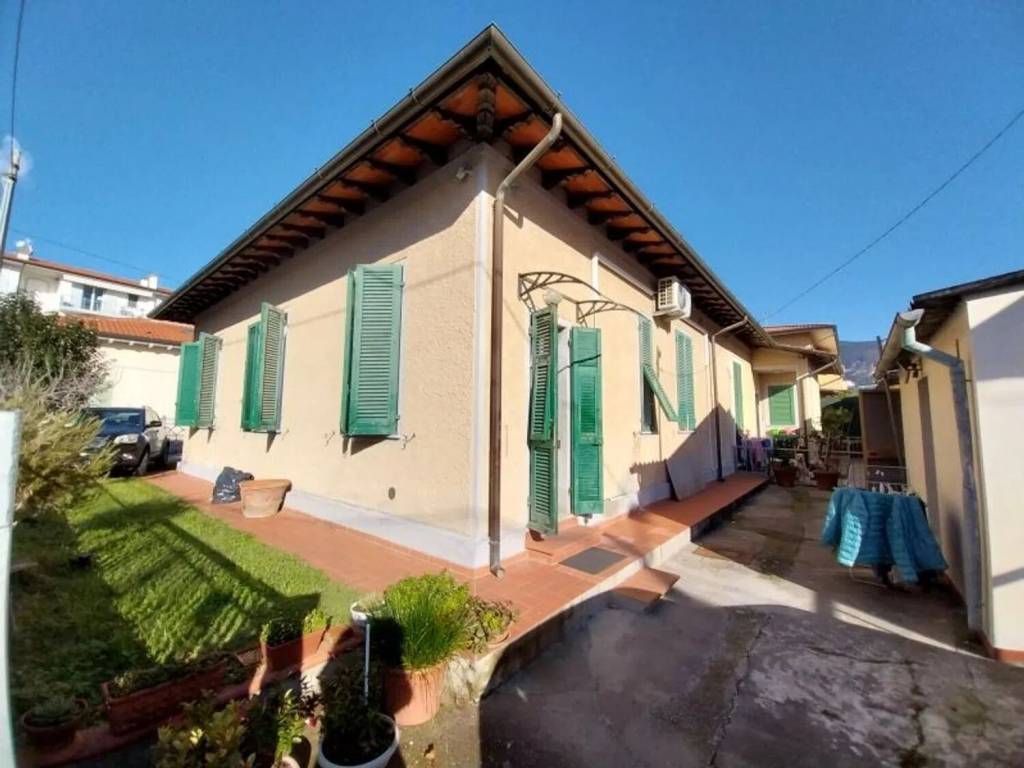 casa indipendente in vendita a Seravezza in zona Ripa