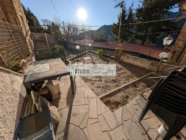 casa indipendente in vendita a Seravezza in zona Azzano