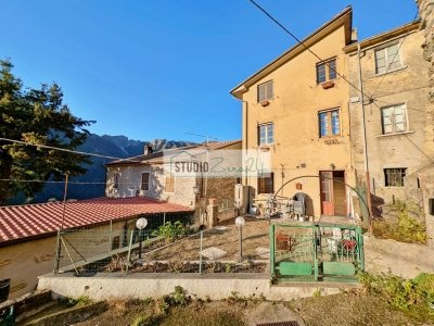 casa indipendente in vendita a Seravezza in zona Azzano