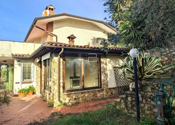 casa indipendente in vendita a Seravezza in zona Ripa