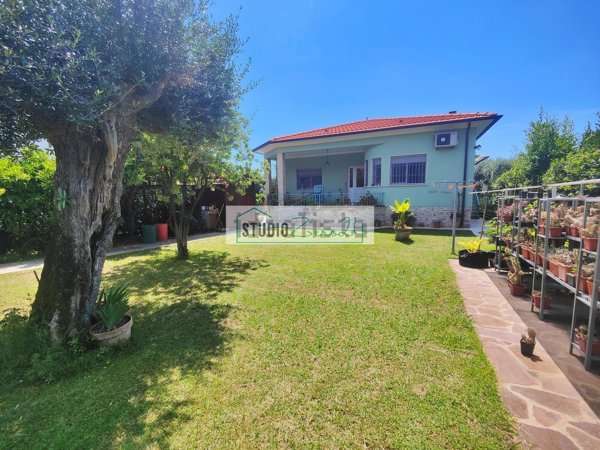 casa indipendente in vendita a Seravezza