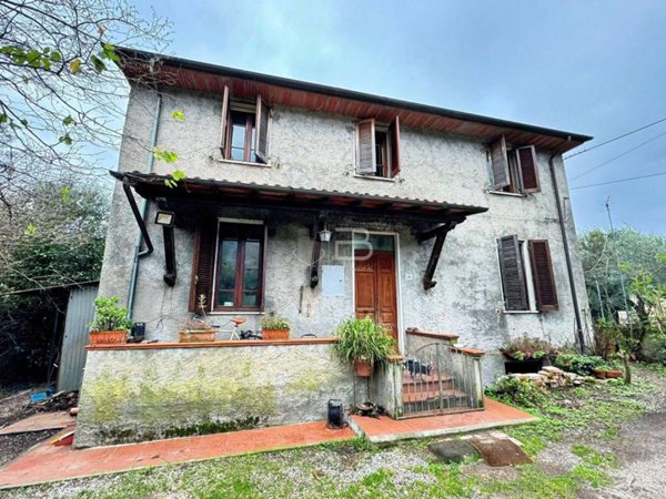 casa indipendente in vendita a Seravezza in zona Pozzi