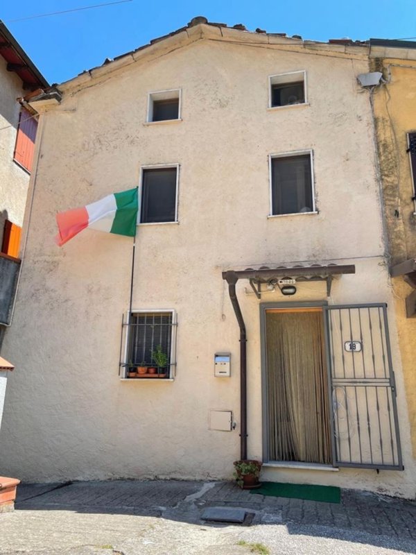 casa indipendente in vendita a Seravezza in zona Basati