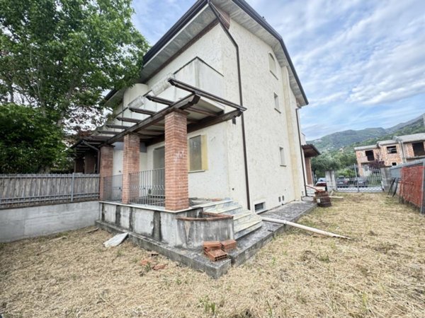casa indipendente in vendita a Seravezza in zona Pozzi