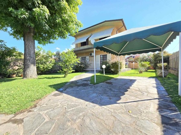 casa indipendente in vendita a Seravezza in zona Querceta
