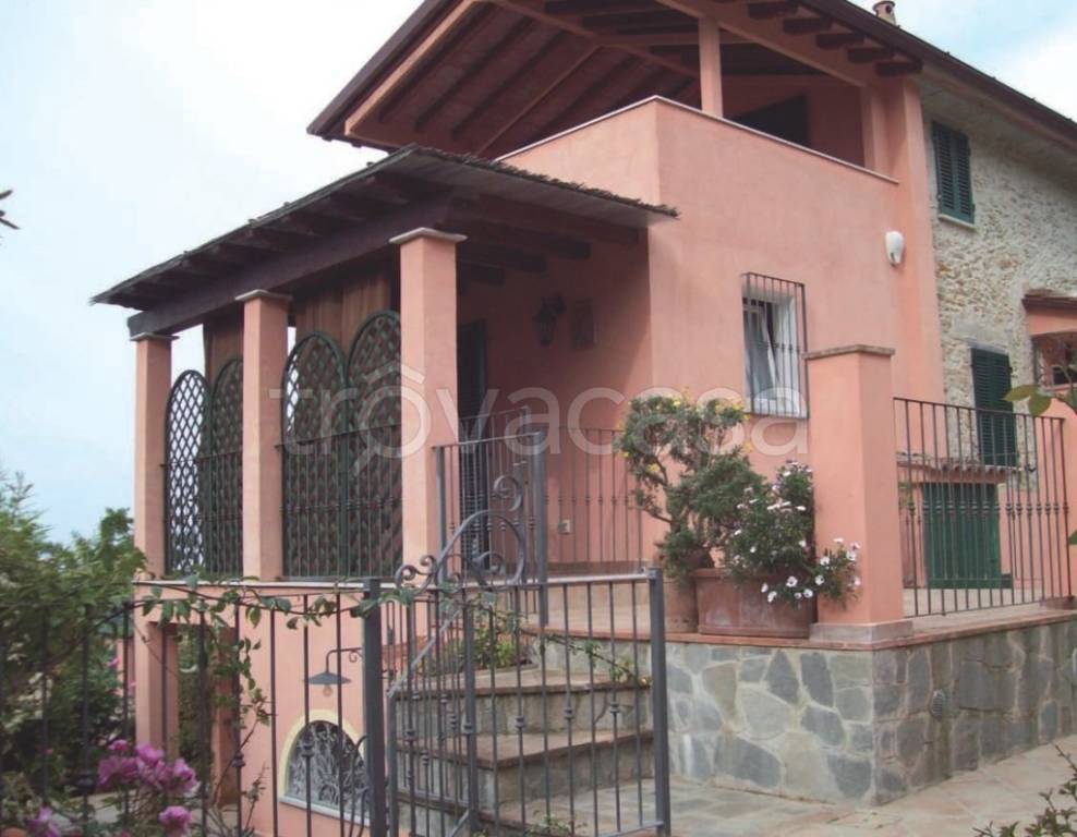 casa indipendente in vendita a Seravezza