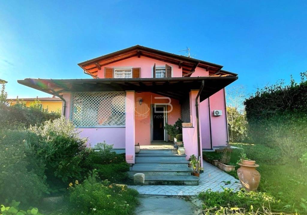 casa indipendente in vendita a Seravezza in zona Querceta