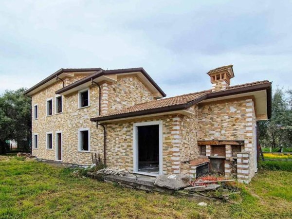casa indipendente in vendita a Seravezza in zona Querceta