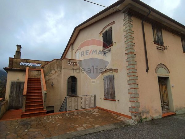 casa indipendente in vendita a Seravezza in zona Azzano