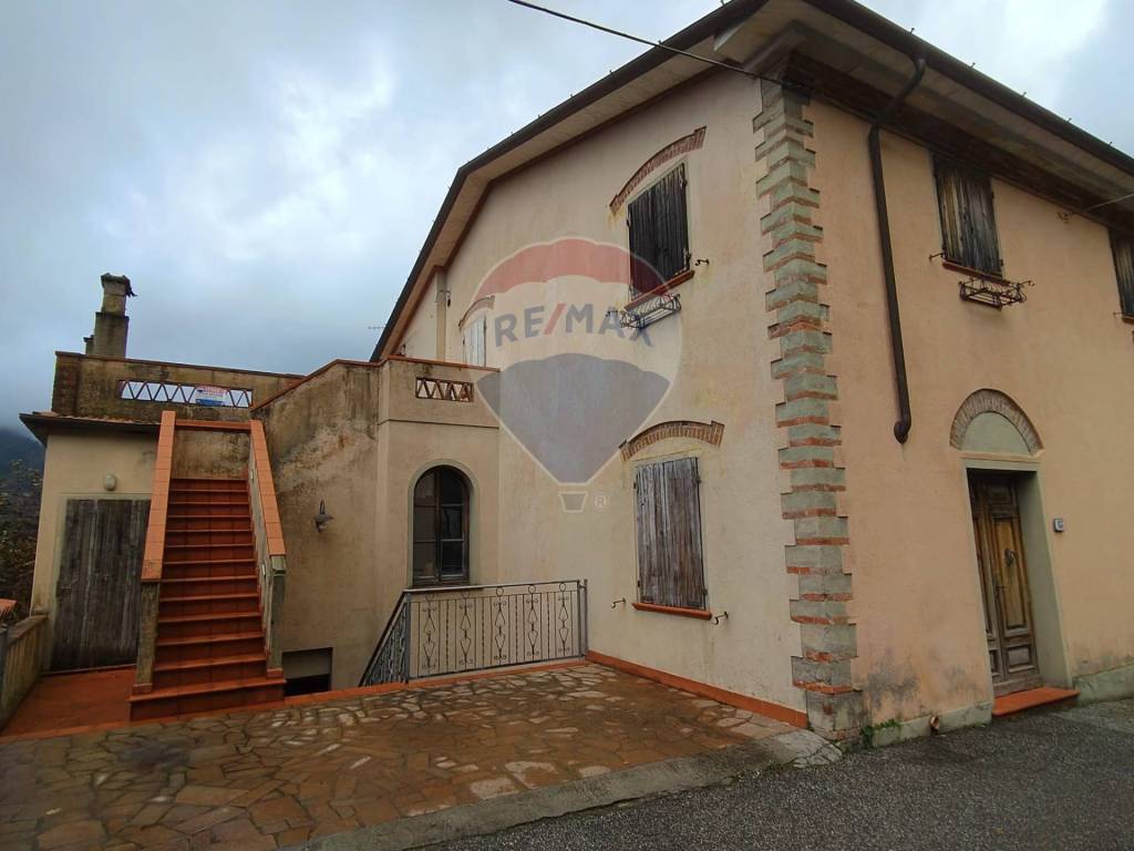 casa indipendente in vendita a Seravezza in zona Azzano