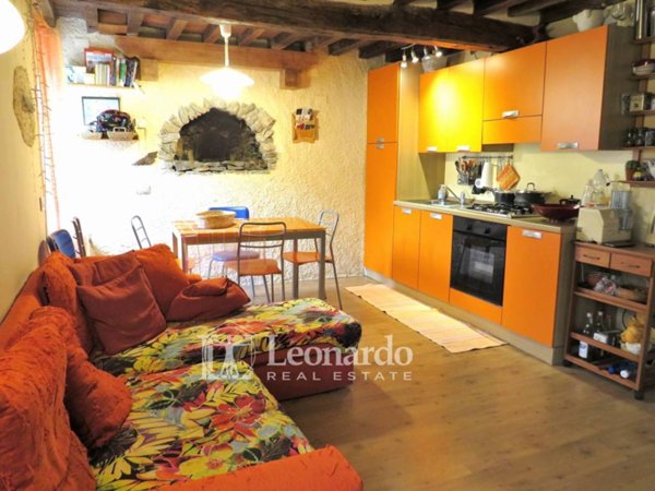 casa indipendente in vendita a Seravezza in zona Azzano
