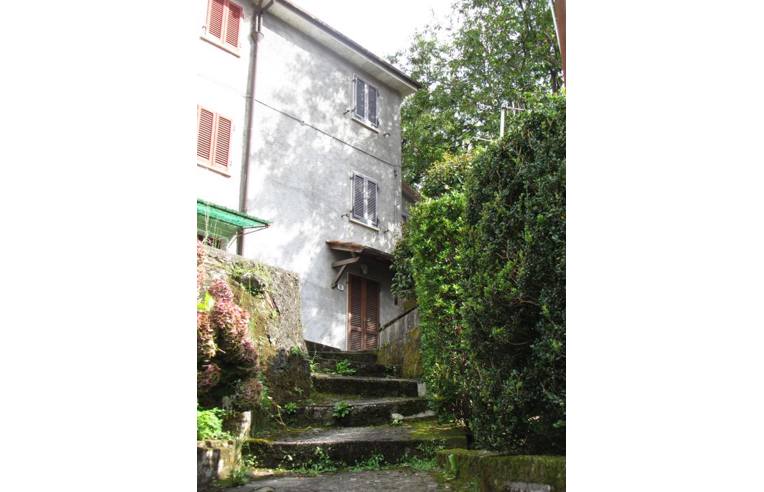 casa indipendente in vendita a Seravezza in zona Azzano