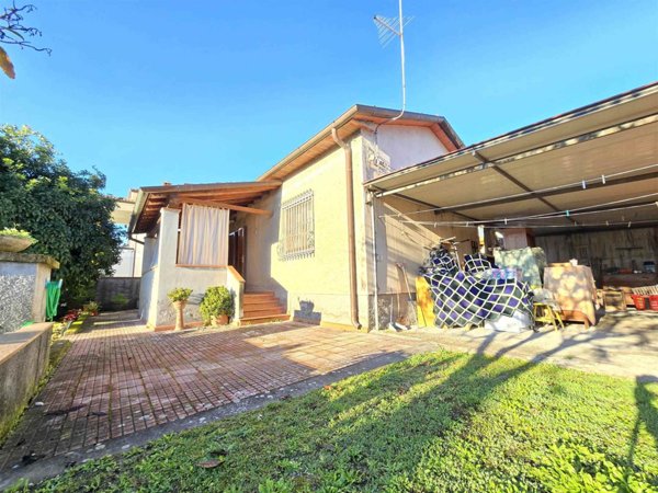 villa in vendita a Seravezza in zona Querceta