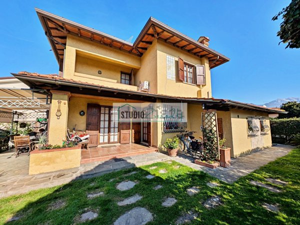 casa indipendente in vendita a Seravezza