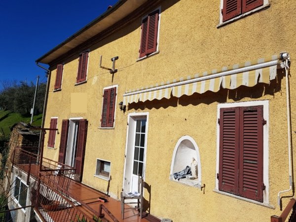casa indipendente in vendita a Seravezza in zona Azzano