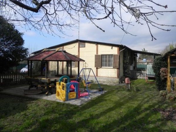 casa indipendente in vendita a Seravezza in zona Azzano