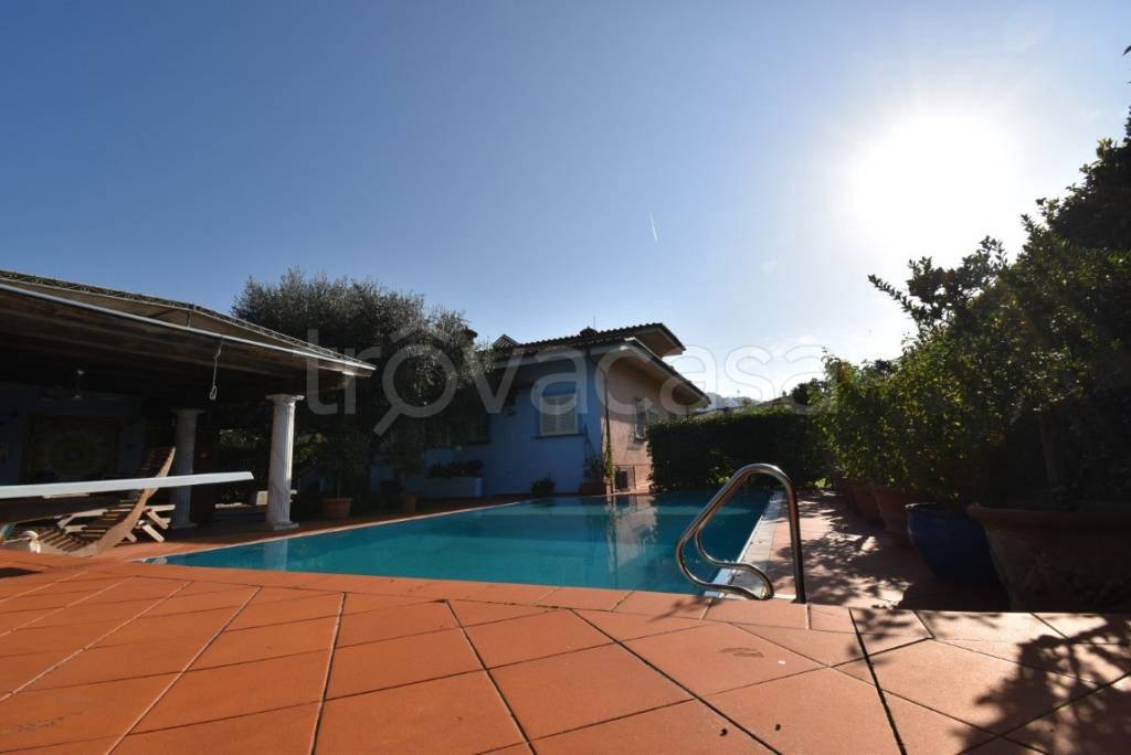 casa indipendente in vendita a Seravezza