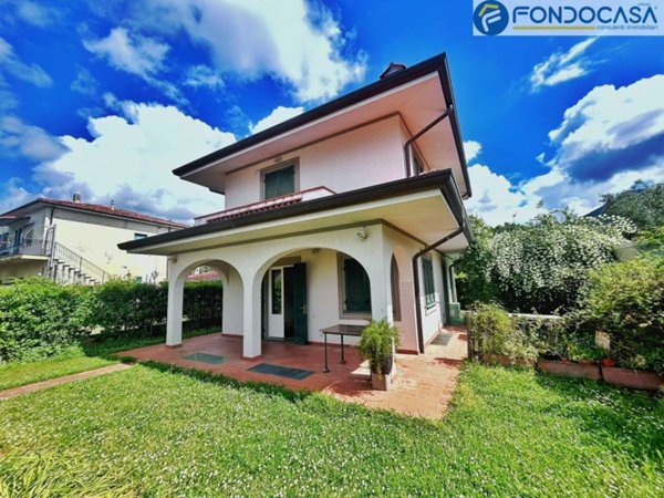 casa indipendente in vendita a Seravezza in zona Pozzi