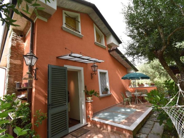 casa indipendente in vendita a Seravezza in zona Pozzi