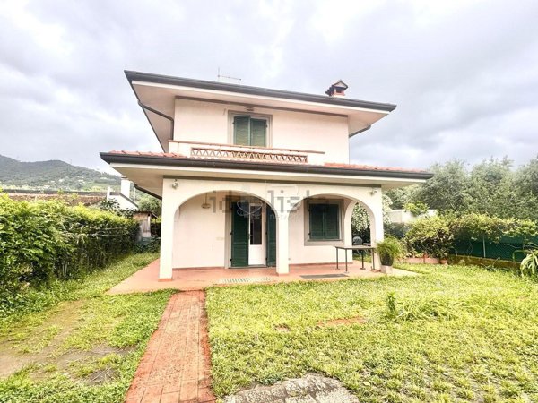 casa indipendente in vendita a Seravezza in zona Pozzi
