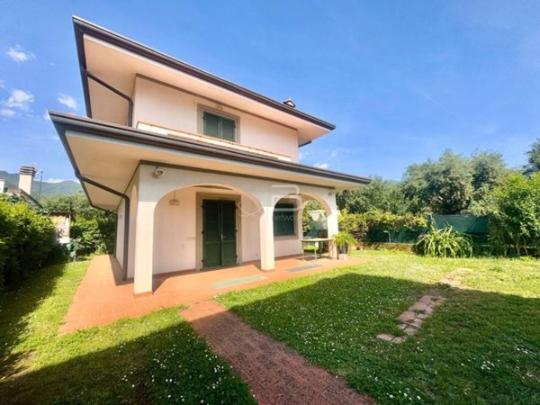 casa indipendente in vendita a Seravezza in zona Pozzi