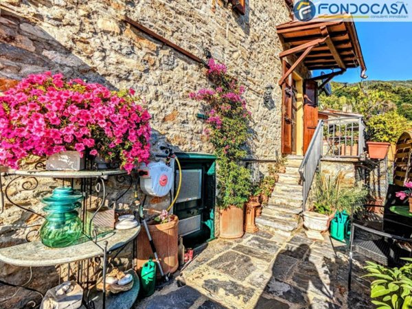 casa indipendente in vendita a Seravezza