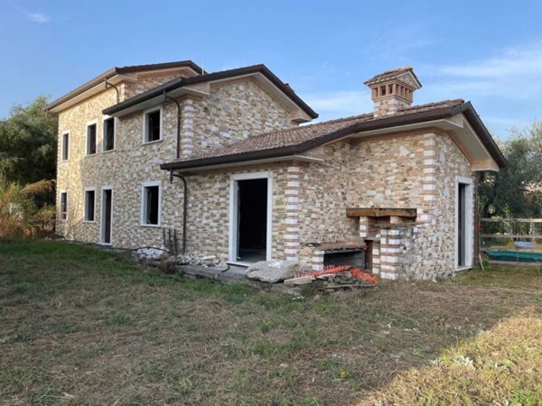 casa indipendente in vendita a Seravezza in zona Querceta