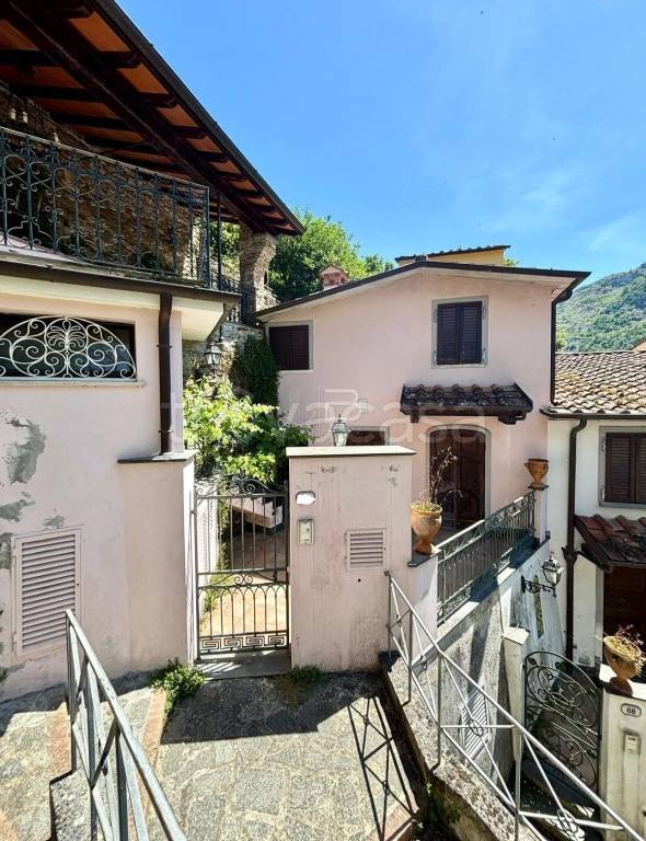 casa indipendente in vendita a Seravezza in zona Querceta