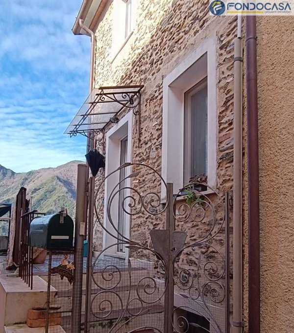 casa indipendente in vendita a Seravezza in zona Azzano