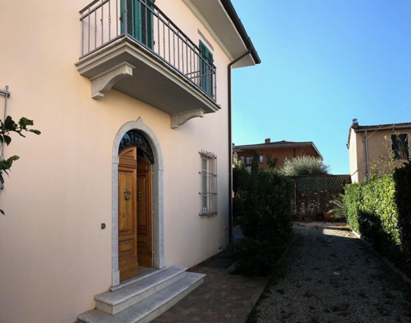 esavano in vendita a Seravezza