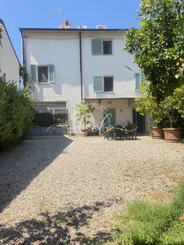casa indipendente in vendita a Seravezza in zona Querceta