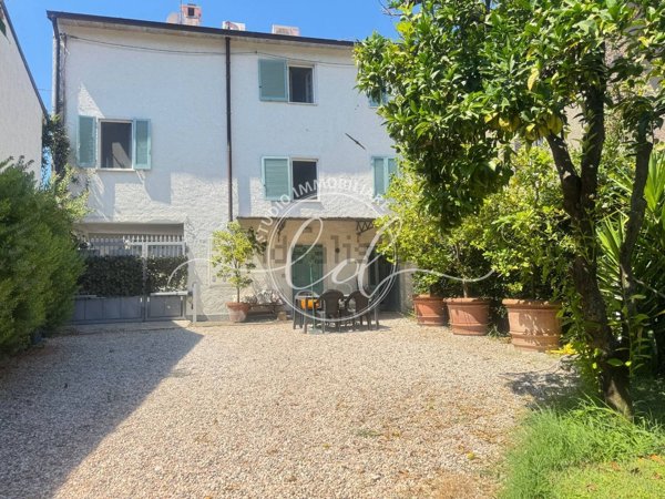 casa indipendente in vendita a Seravezza in zona Querceta