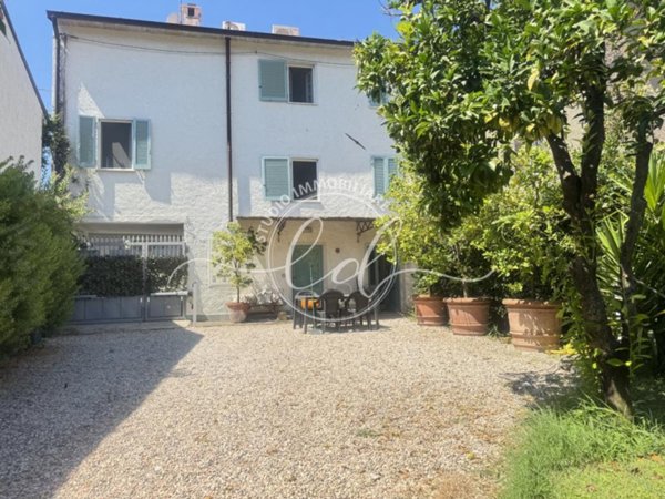 casa indipendente in vendita a Seravezza in zona Querceta