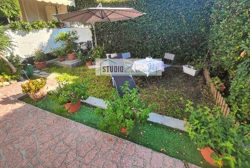 casa indipendente in vendita a Seravezza in zona Querceta