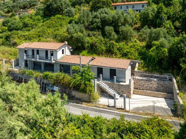 casa indipendente in vendita a Seravezza