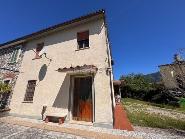 casa indipendente in vendita a Seravezza in zona Querceta