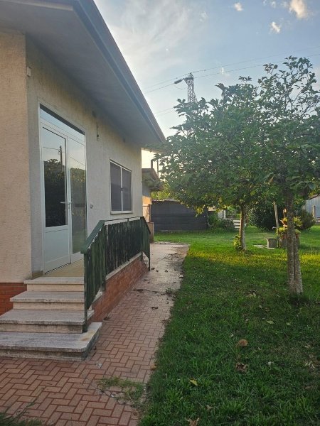casa indipendente in vendita a Seravezza in zona Querceta